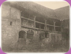 Stall und Scheune um 1912 lassen, wie auch das Wohnhaus ein stattliches Alter vermuten.