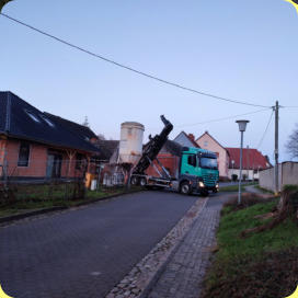 Am Haus am Teich wird ein Silo aufgestellt. Es sollen die Innenräume geputzt werden. Foto v.: 16.01.2023