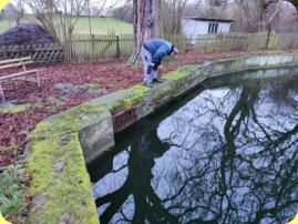 Torsten Müller prüft nach den "vielen" Regen erst einmal den Füllstand. Die alte Wassermarke ist noch lange nicht erreicht.