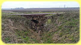 Der östliche Rand der Brücke ist abgebrochen und verschüttet den Durchlass. Foto: 01.01.2021